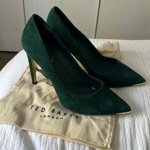 Pointy suede pumps
